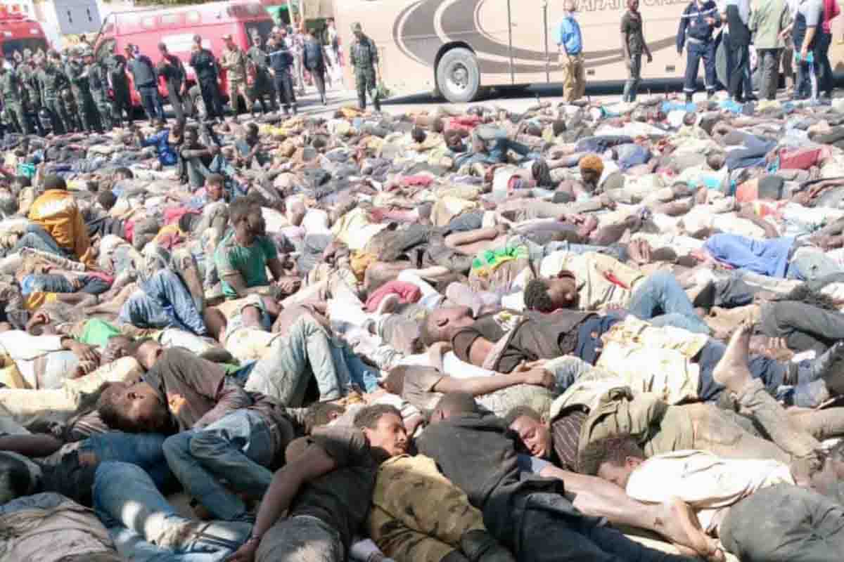 Una multitud de migrantes detenidos en el suelo tras el intento masivo de cruzar la valla de Melilla / Foto: AMDH Nador