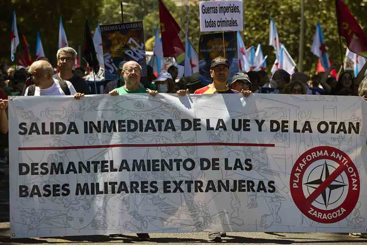 Numerosas personas durante una manifestación contra la OTAN, a 26 de junio de 2022, en Madrid (España)