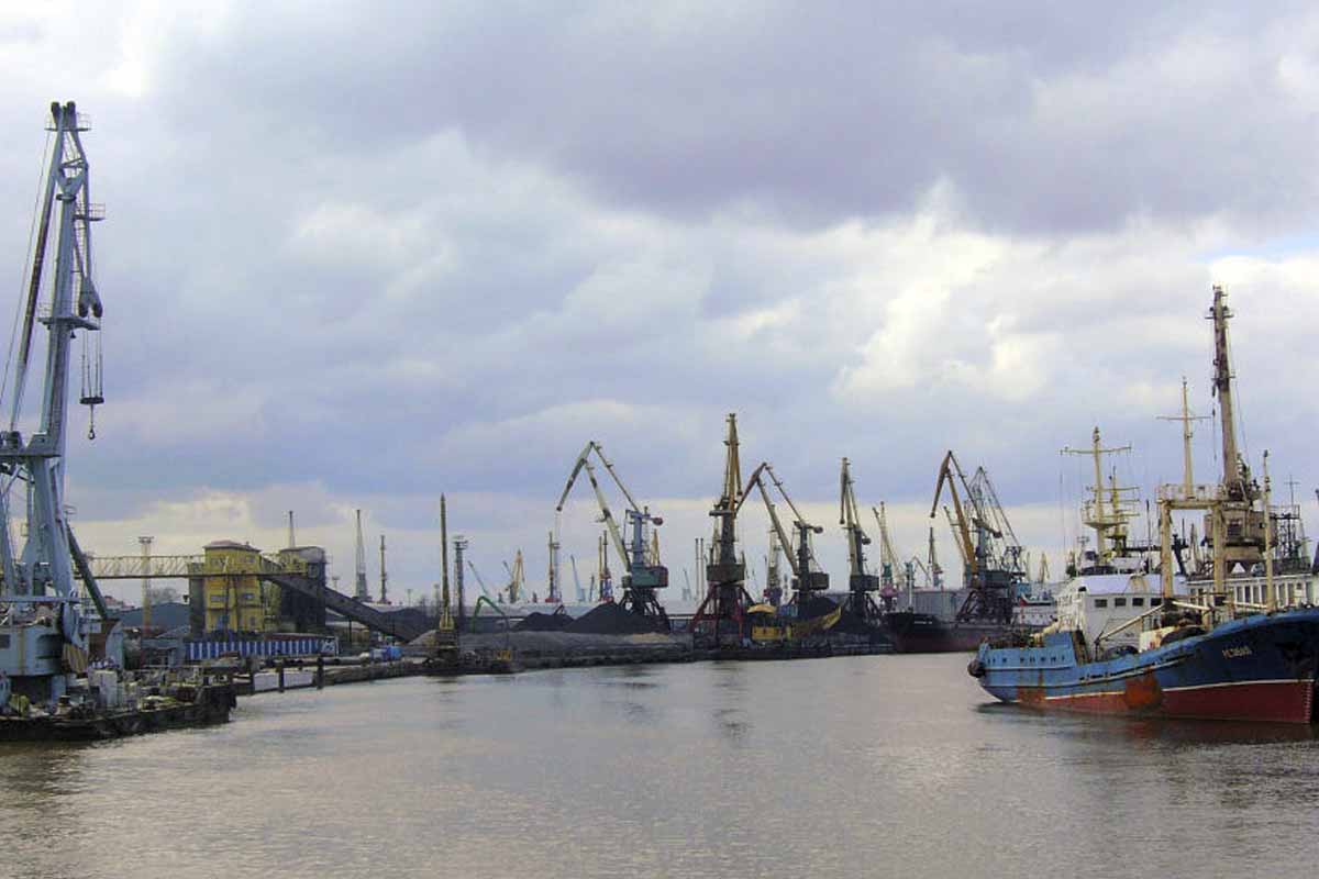 Vista del puerto de Kaliningrado que limita con Lituania al noreste, Polonia al sur (ambos miembros de la UE y la OTAN) / Foto: Wikimedia