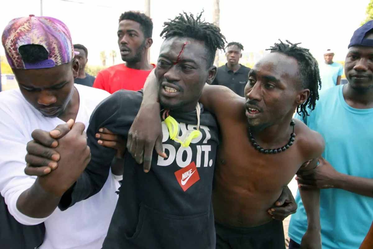 Varios migrantes se dirigen al Centro Temporal de Inmigrantes (CETI) / Foto: EP