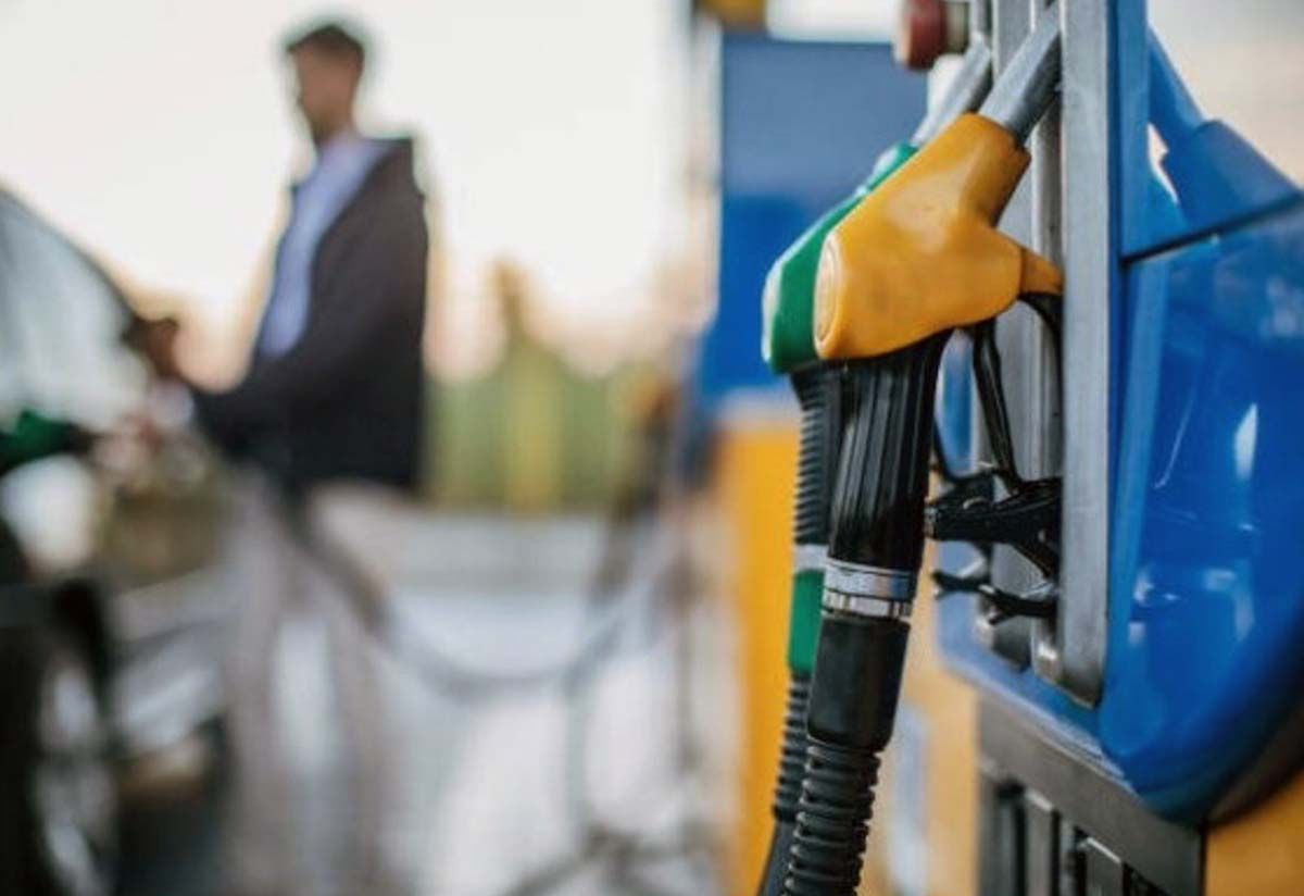 Un surtidor de gasolina mientras que una persona reposta combustible. El IPC se dispara en junio / Foto: EP