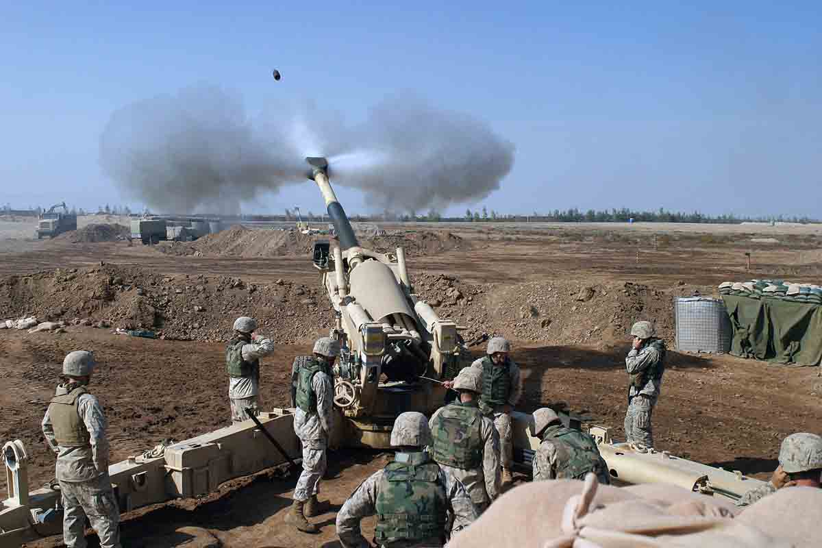 Un grupo de soldados de la infantería marina disparan proyectiles en Fallujah al oeste de Bagdad, Irak. Organización para el Tratado del Atlántico Norte (OTAN) / Foto: Pixabay