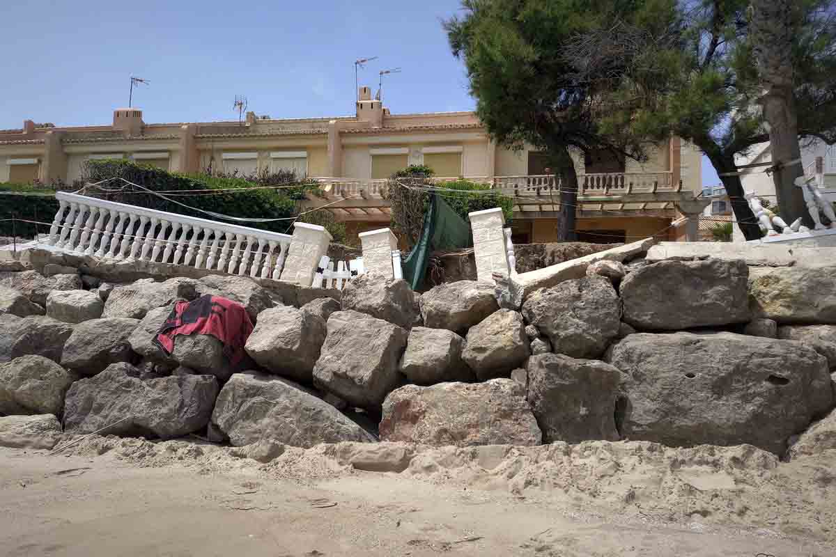 Muro de viviendas derruido por el avance del mar en Tavernes de la Valldigna la región de La Safor (Valencia) / Foto: AGP - EA