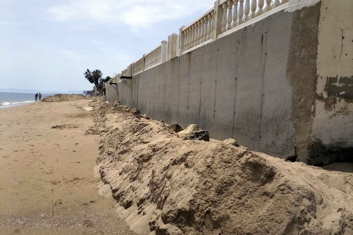 Tramo de playa sin apenas arena para la contención del mar frente a las viviendas en Tavernes de la Valldigna la región de La Safor (Valencia) / Foto: AGP