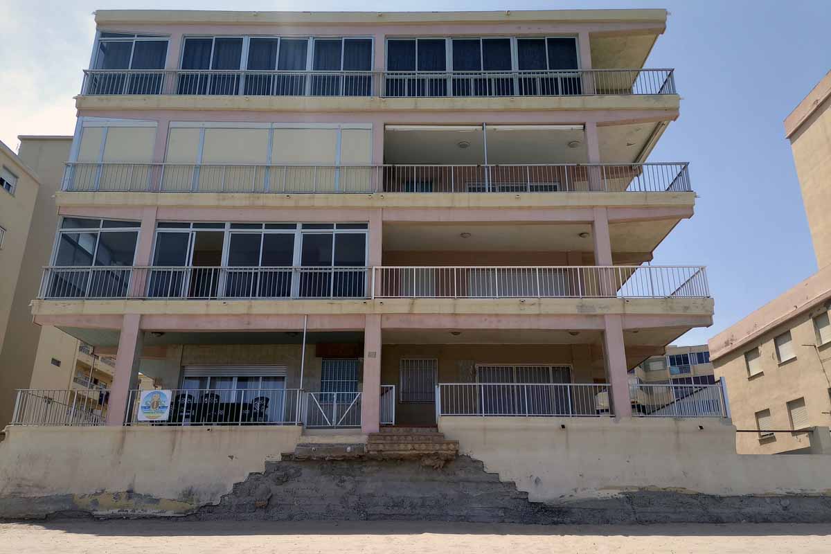 Un edificio de viviendas construido a escasos metros de la costa en Tavernes de la Valldigna la región de La Safor (Valencia) /Foto: AGP