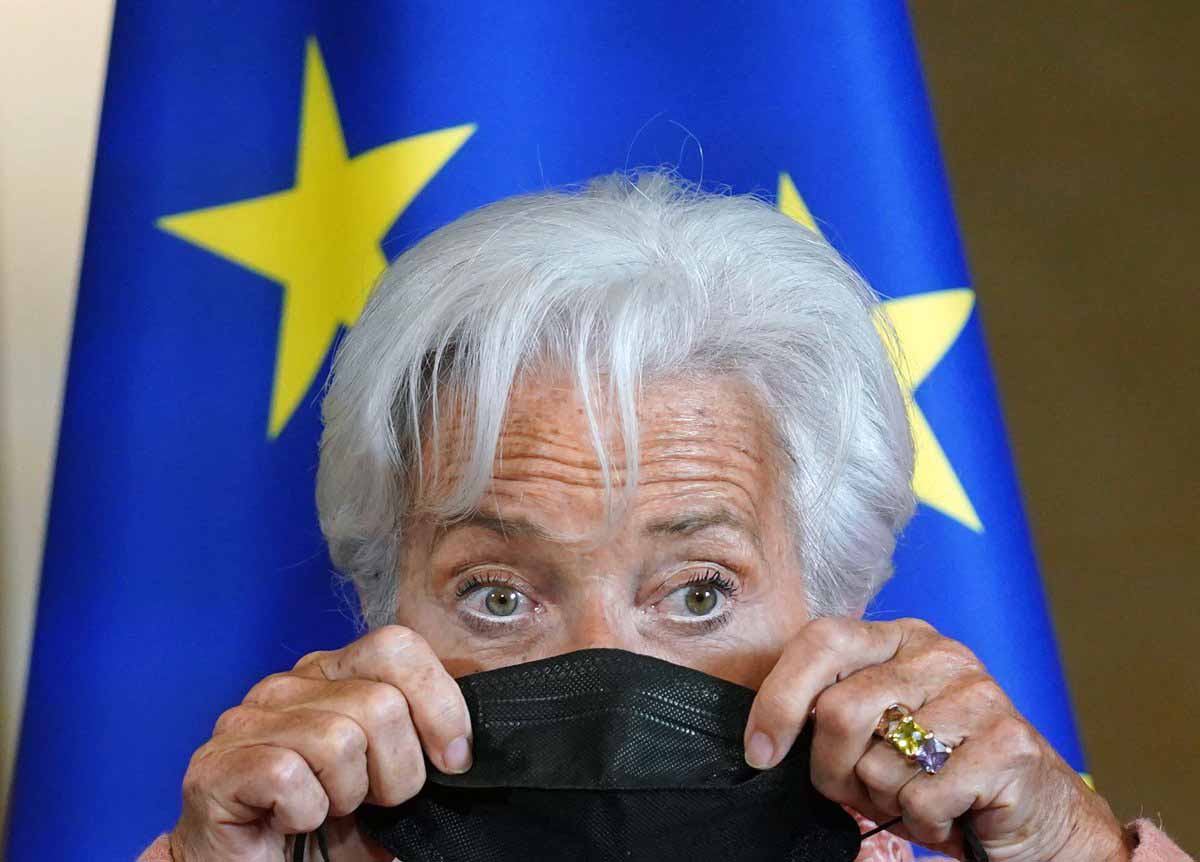 Christine Lagarde, presidenta del Banco Central Europeo (BCE), se pone una mascarilla FFP2. La inflación de la eurozona se disparó en junio / Foto: EP