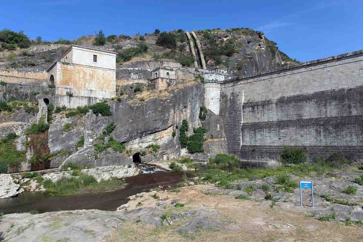 Presa del Pontón de la Oliva, a 20 de junio de 2022, en Alpedetre de la Sierra, Guadalajara, Castilla La Mancha (España). Los embalses y la reserva hídrica cae hasta el 45,3% / Foto: EP