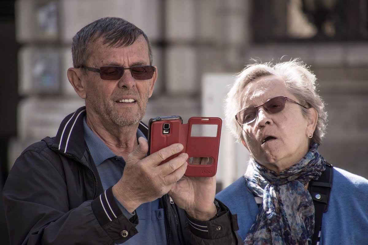 Riesgo de exclusión sanitaria por la brecha digital en las personas mayores / Foto: EP