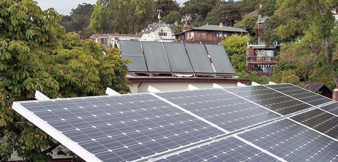 Paneles fotovoltaicos para calentar el agua sanitaria en Berkeley (California) / Foto: WMC
