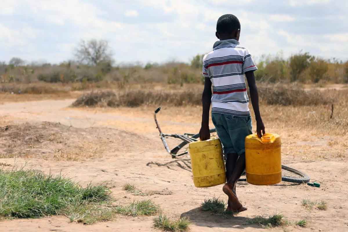 Un niño transporta bidones de agua en el condado de Kifili, en Kenia. Aumenta a 768 millones las personas hambrientas en todo el mundo / Foto: EP
