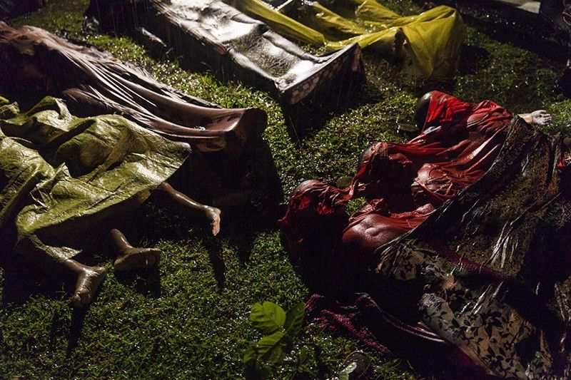 Crisis Rohingya. Nominación del Año de World Press Photo. Los cuerpos de los refugiados Rohingya después de que el bote en el que intentaban huir de Myanmar se hundiera cerca de Cox's Bazar, Bangladesh / Foto: Patrick Brown (Australia)