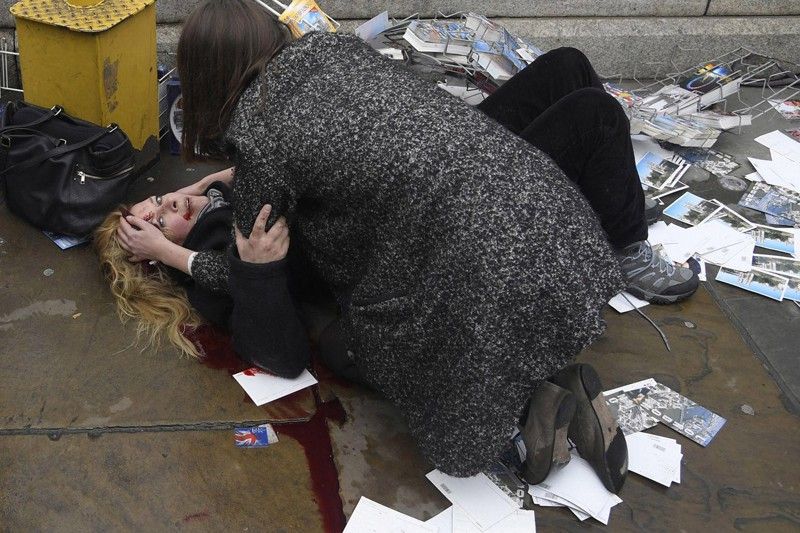 Atestiguar las consecuencias inmediatas de un ataque en el corazón de Londres. Nominación del Año de World Press Photo. Una mujer herida después del atentado contra peatones en el puente Westminster en Londres, Reino Unido / Foto: Toby Melville (UK)