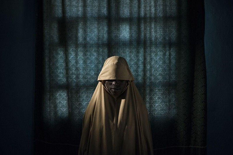 Boko Haram ató las bombas suicidas a ellas. De alguna manera estas adolescentes sobrevivieron. Nominación del Año de World Press Photo. Aisha (14) representa un retrato en Maiduguri, estado de Borno, Nigeria / Foto: Adam Ferguson (Australia)