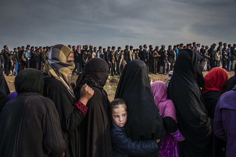 La batalla por Mosul. Nominación del Año de World Press Photo. Civiles que se habían quedado en el oeste de Mosul después de la batalla para tomar la línea de la ciudad en busca de ayuda en el barrio de Mamun / Foto: Ivor Prickett (Irlanda)