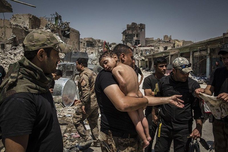 La batalla por Mosul. Nominación del Año de World Press Photo. Un niño no identificado, que fue llevado fuera de la última área controlada por ISIS en la Ciudad Vieja / Foto: Ivor Prickett (Irlanda)