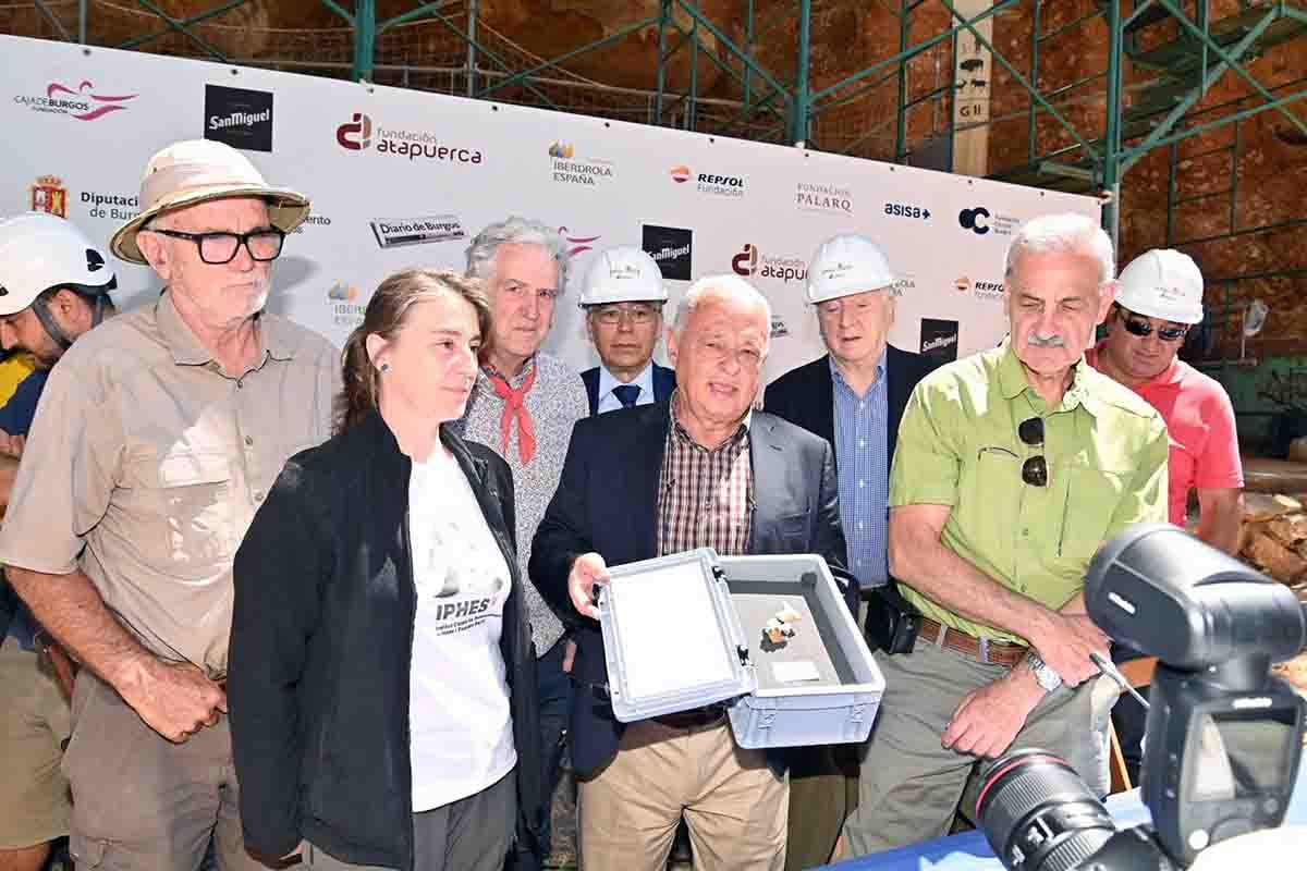 Huguet y los codirectores de Atapuerca, con el consjero de Cultura que muestra el fósil de la cara del primer europeo / Foto: EP