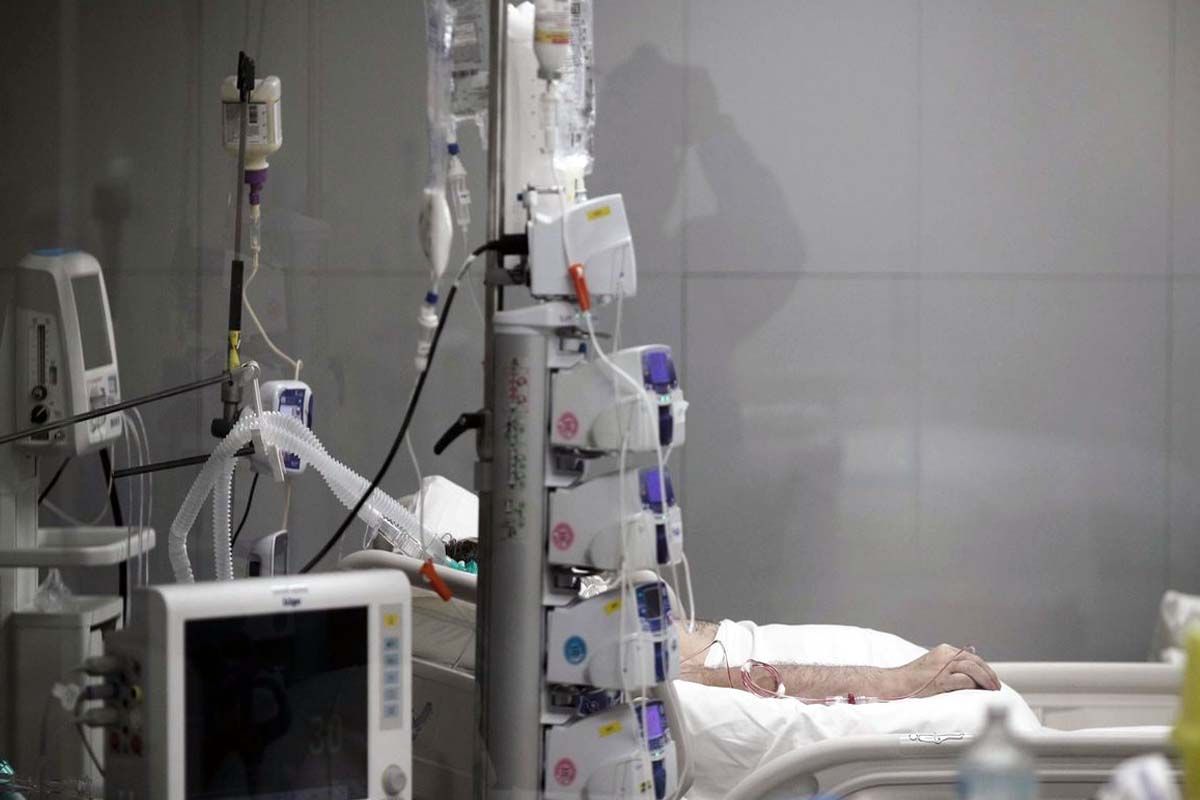 Mano de un enfermo con vía subcutánea en una cama de la UCI del Hospital de Emergencias Isabel Zendal, Madrid (España), a 20 de enero de 2021. Personas hospitalizadas por Covid / Foto: EP