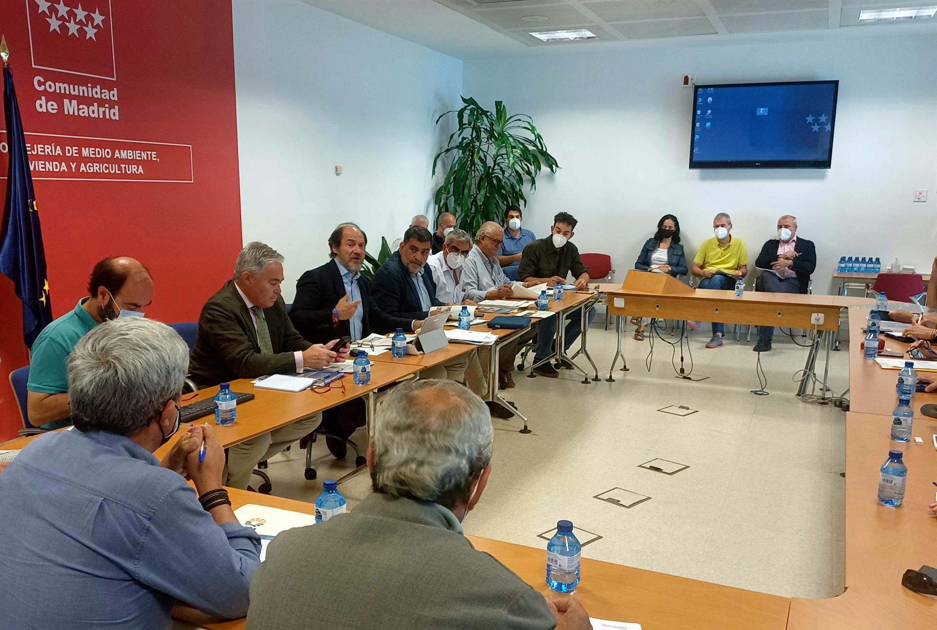 Mesa técnica de expertos, asociaciones, fuerzas de seguridad y sector primario para analizar actuaciones para compatibilizar lobo ibérico con la ganadería extensiva / Foto: EP