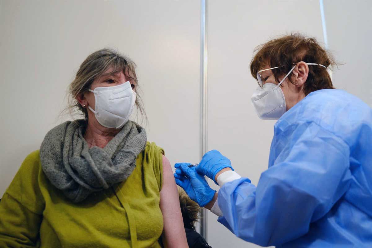 Martina Zongos recibe una dosis de vacuna Novavax contra COVID 19 en una cabina de vacunación en un centro de vacunación en Bremen (Alemania), en marzo de 2022 / Foto: Archivo - EP