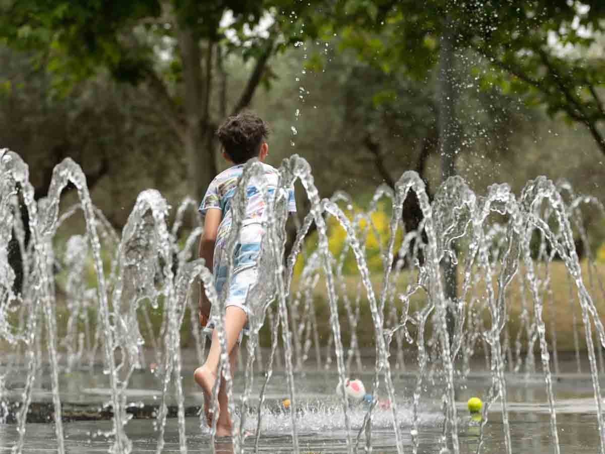 Un niño se moja en los chorros de Madrid Río, a 16 de junio de 2022, en Madrid. Ola de calor / Foto: EP