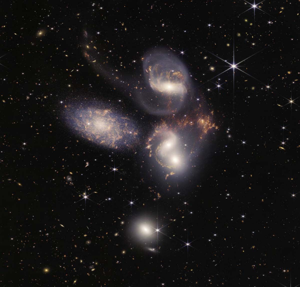 En la imagen de Webb del Quinteto de Stephan, vemos 5 galaxias, 4 de las cuales interactúan / Imagen: NASA En la imagen de Webb del Quinteto de Stephan, vemos 5 galaxias, 4 de las cuales interactúan / Imagen: NASA