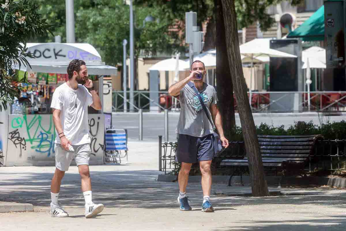 Un joven bebe agua, a 12 de julio de 2022, en Madrid (España). Ola de calor / Foto: EP