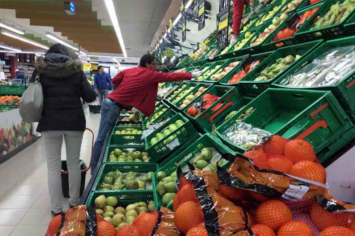 Frutas en un lineal de un supermercado de alimentos. El IPC escala hasta el 10,2% en junio / Foto: EP