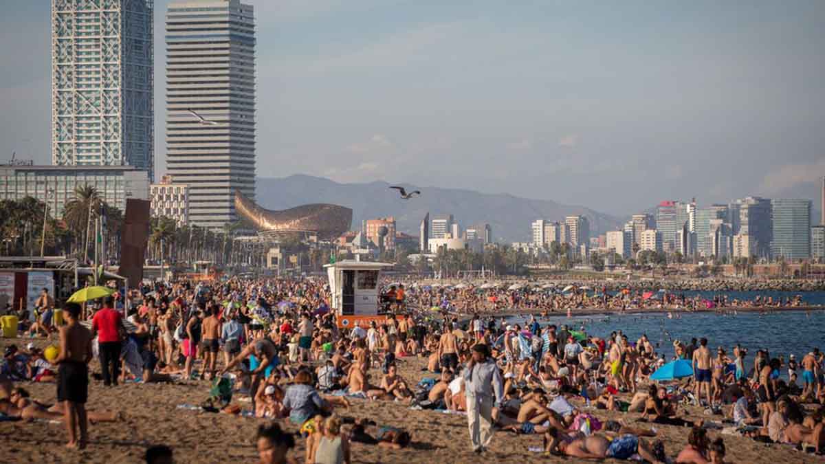 Playa de la Barceloneta. Cómo evaluar la sostenibilidad del turismo / Foto: EP