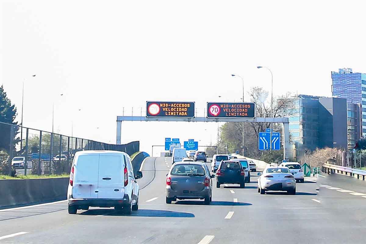 Piden establecer restricciones al transporte y la industria por la contaminación por ozono por la ola de calor / Foto: EP