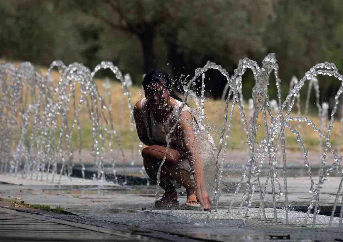 Una mujer se moja en los chorros de Madrid Río para aliviar la ola de calor / Foto: Archivo - EP