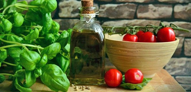 Productos típicos de la dieta mediterránea sobre una mesa de madera / Foto: Pixabay