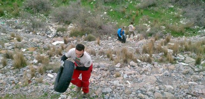 Voluntarios de Sierra Nevada Limpia sacando neumáticos de los acantilados de la costa granadina / Foto: SNL