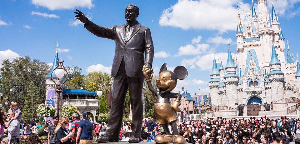 Estatua del fundador del imperio Disney y el ratón Mickey en el parque de Orlando / Foto: Henning E.