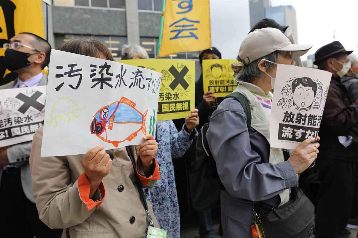 Protestas por la decisión del ejecutivo nipón de verter al océano Pacífico un millón de toneladas de agua contaminada de Fukushima / Foto: EP