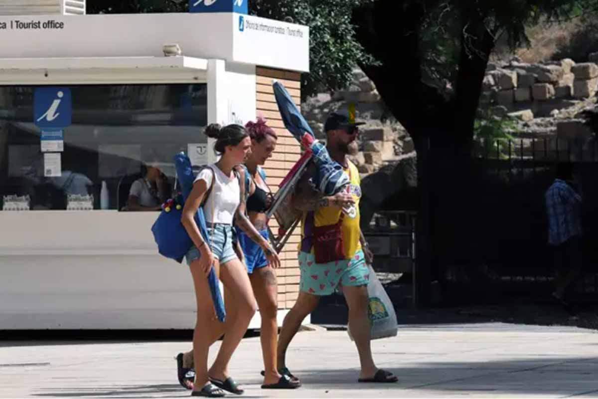 Malagueños y turistas hacen frente a la ola de calor que hoy sufre la ciudad que ha llegado a los 40º grados de máxima a 26 julio de 2022 en Málaga, Andalucía / Foto: EP