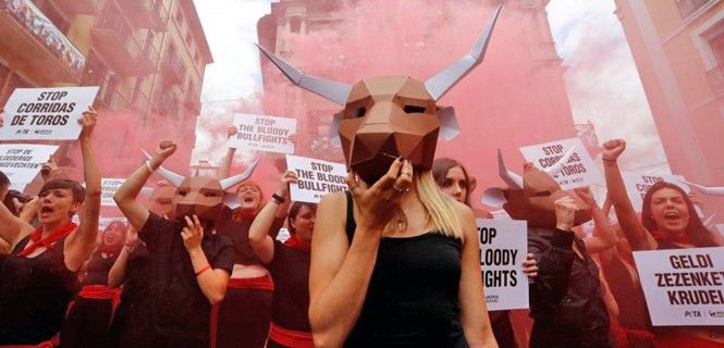 Activistas en contra de los festejos taurinos en Pamplona / Foto: AnimaNaturalis