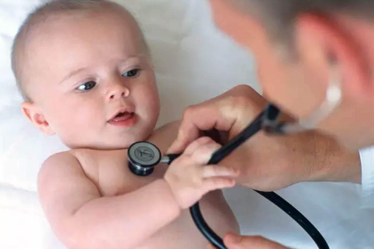 Pediatra, consulta bebé. Hepatitis aguda en niños: 508 casos en Europa, 46 en España / EP