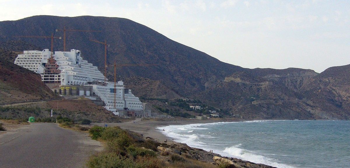 El hotel ilegal El Algarrobico, en el Parque Natural del Cabo de Gata, se halla en Carboneras / Foto: Wikipedia