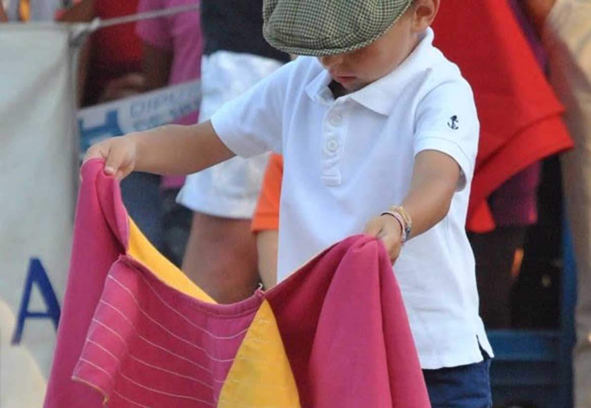 Niño toreando. PACMA denunciará campamento taurino infantil ante la ONU / Foto: PACMA - EP