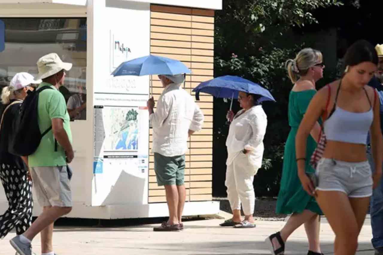 Malagueños y turistas hacen frente a la ola de calor que hoy sufre la ciudad que ha llegado a los 40º grados de máxima a 26 julio de 2022 en Málaga, Andalucía (España) / Foto: EP