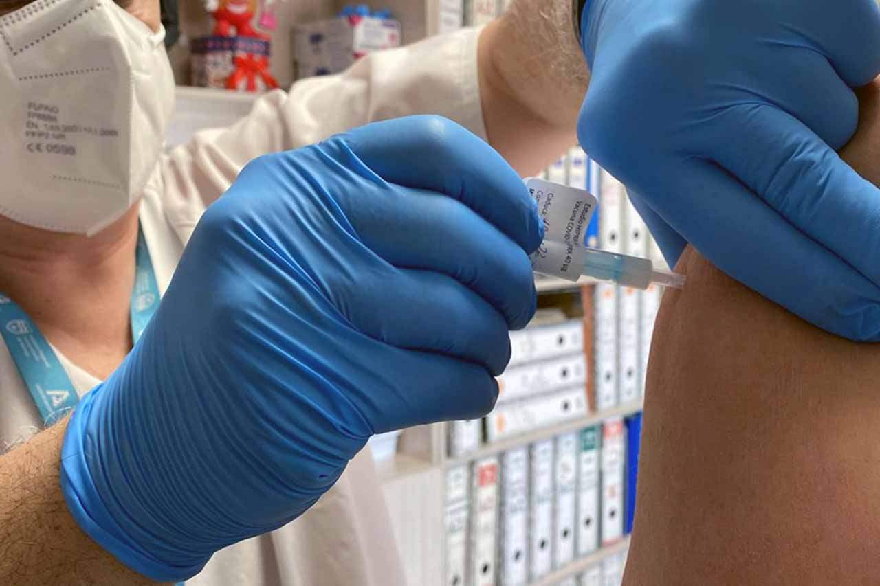 Imagen de archivo del comienzo de la vacunación de voluntarios del ensayo clínico de la vacuna de HIPRA contra la covid en el Hospital Regional de Málaga (España) / Foto: EP