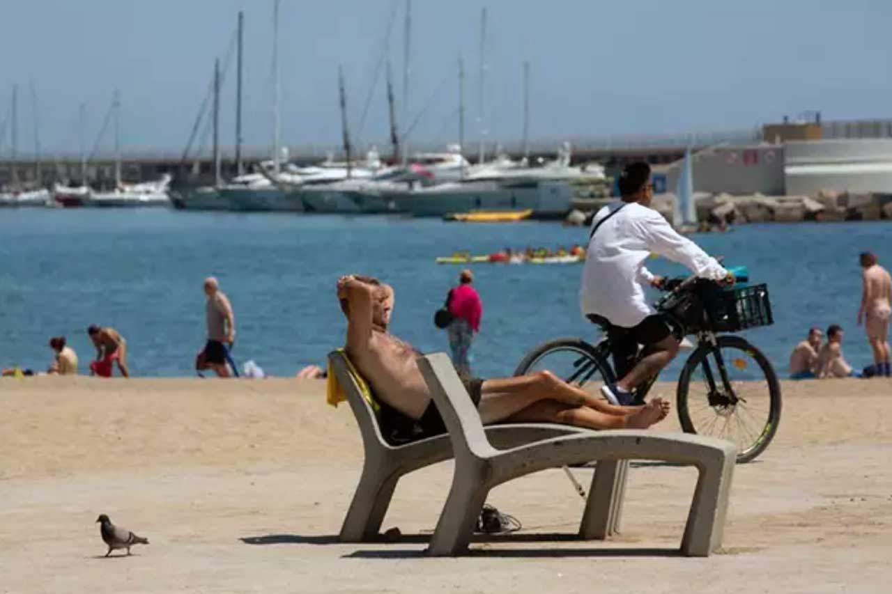 Varias personas toman el sol en la playa de la Barceloneta, a 13 de julio de 2022, en Barcelona, Catalunya (España). Altas temperaturas / Foto: EP