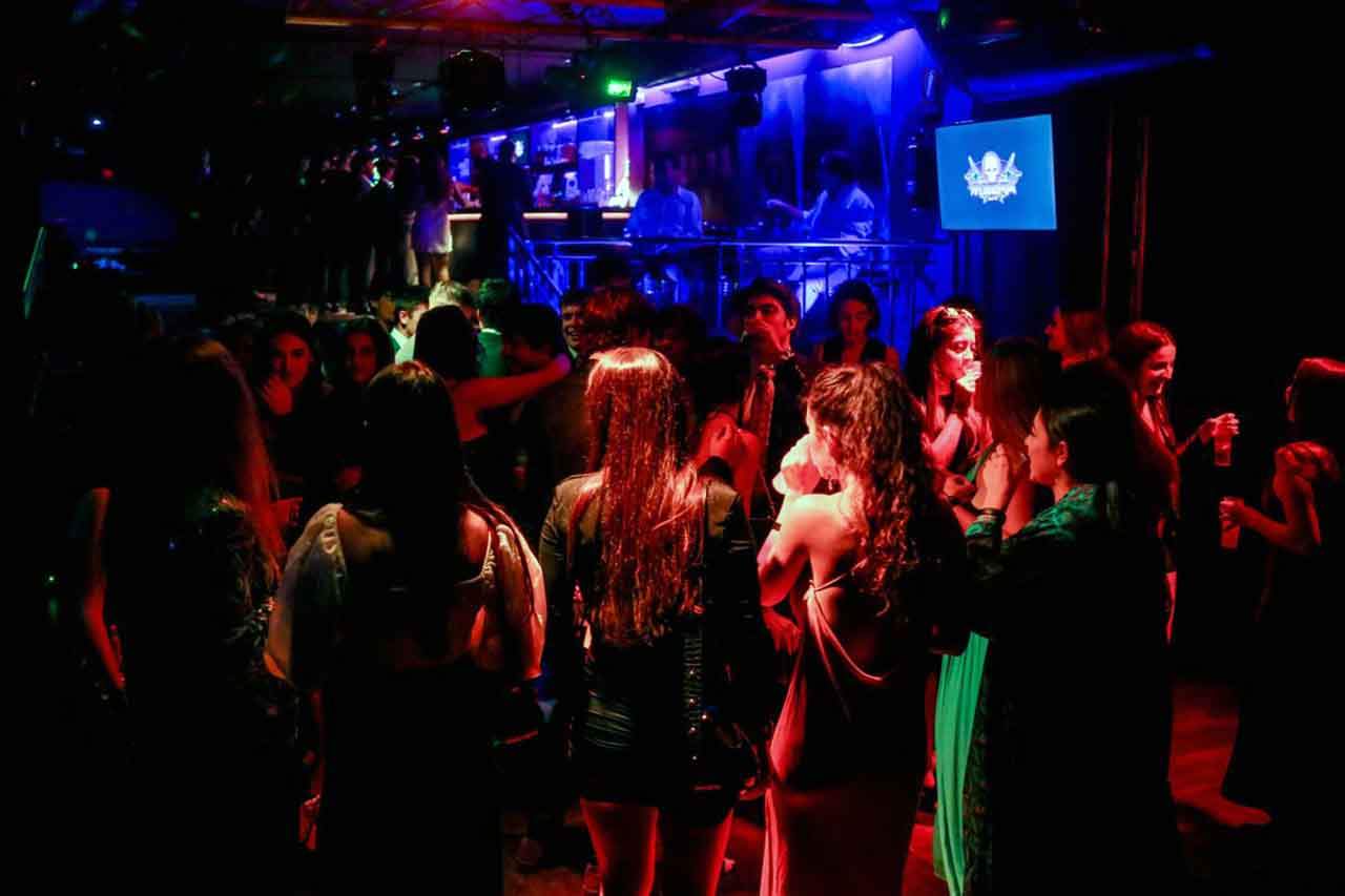 Varias personas en la pista de una discoteca de Madrid, a 8 de octubre de 2021, en Madrid (España). Pinchazos a mujeres en discotecas / Foto: EP