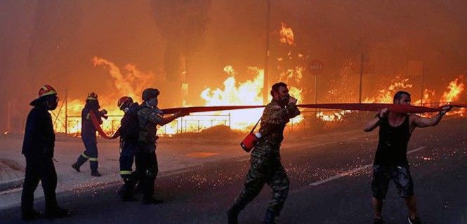 Bomberos sofocan las llamas en Rafina, cerca de Atenas, Grecia / Foto: Costa Baltas - Reuters