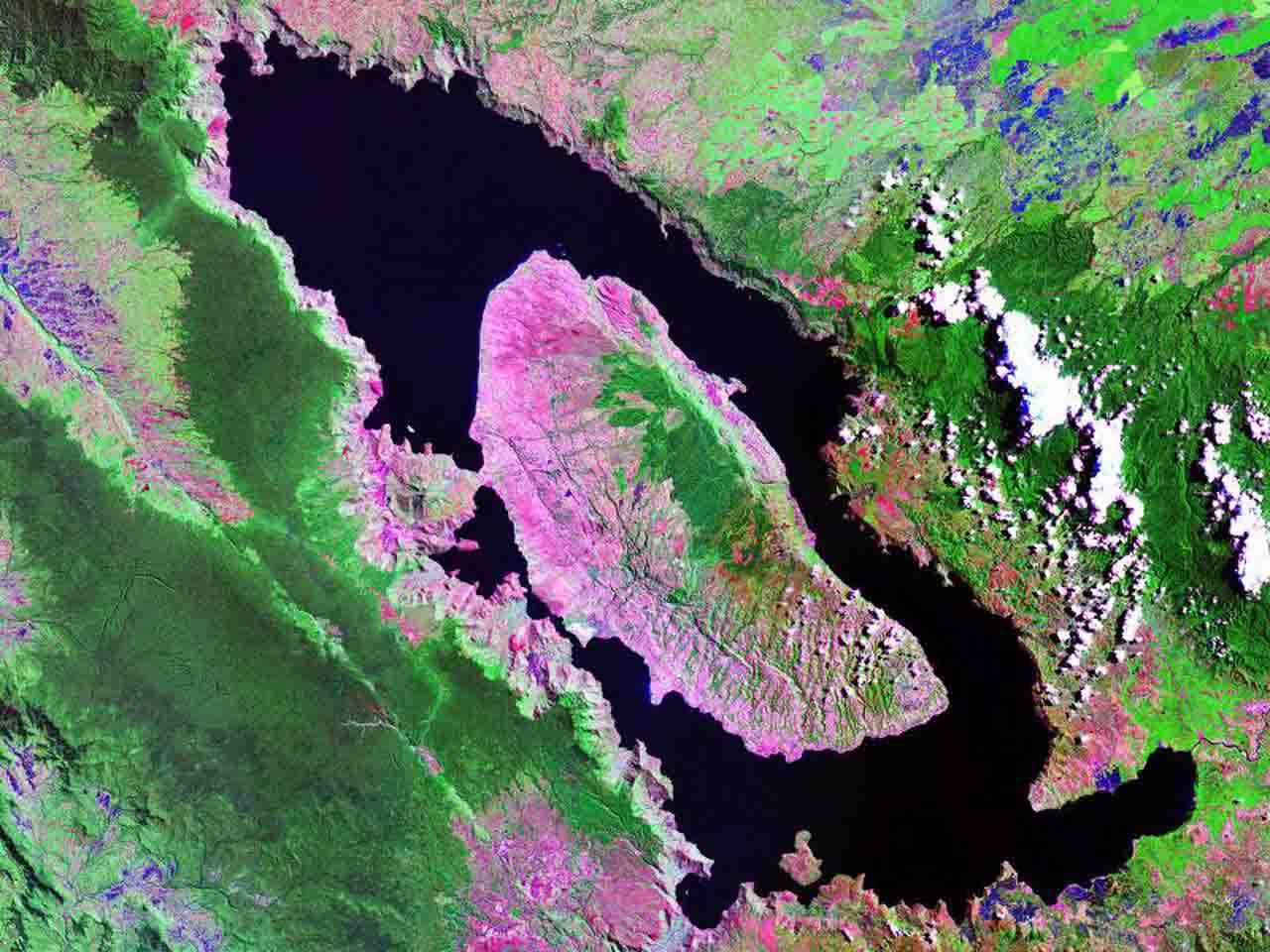 Lago Toba (caldera del volcán), Sumatra, Indonesia. Las supererupciones volcánicas se gestan en millones de años / Imagen: NASA