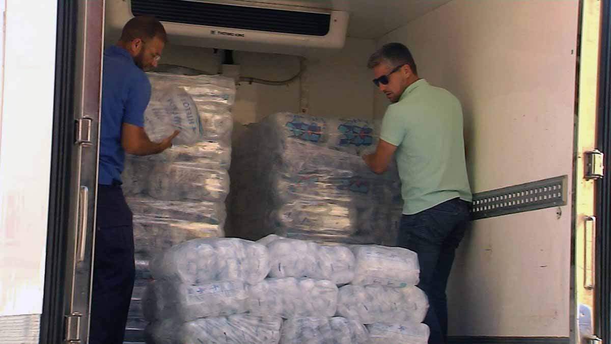 Reparto de hielo en Coria del Río (Sevilla) / Foto: EP