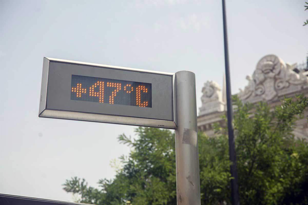 Un termómetro de una parada de bus en Madrid. Combatir el calor y ahorrar en la factura eléctrica / Foto: EP