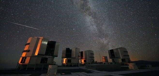 Una perseida atraviesa un firmamento estrellado con la Vía Láctea bien visible / Foto: Observatorio Astronómico Nacional