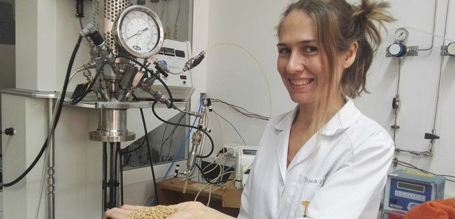 La investigadora Silvia Román muestra las cáscaras empleadas en el estudio / Foto: Univ. Extremadura