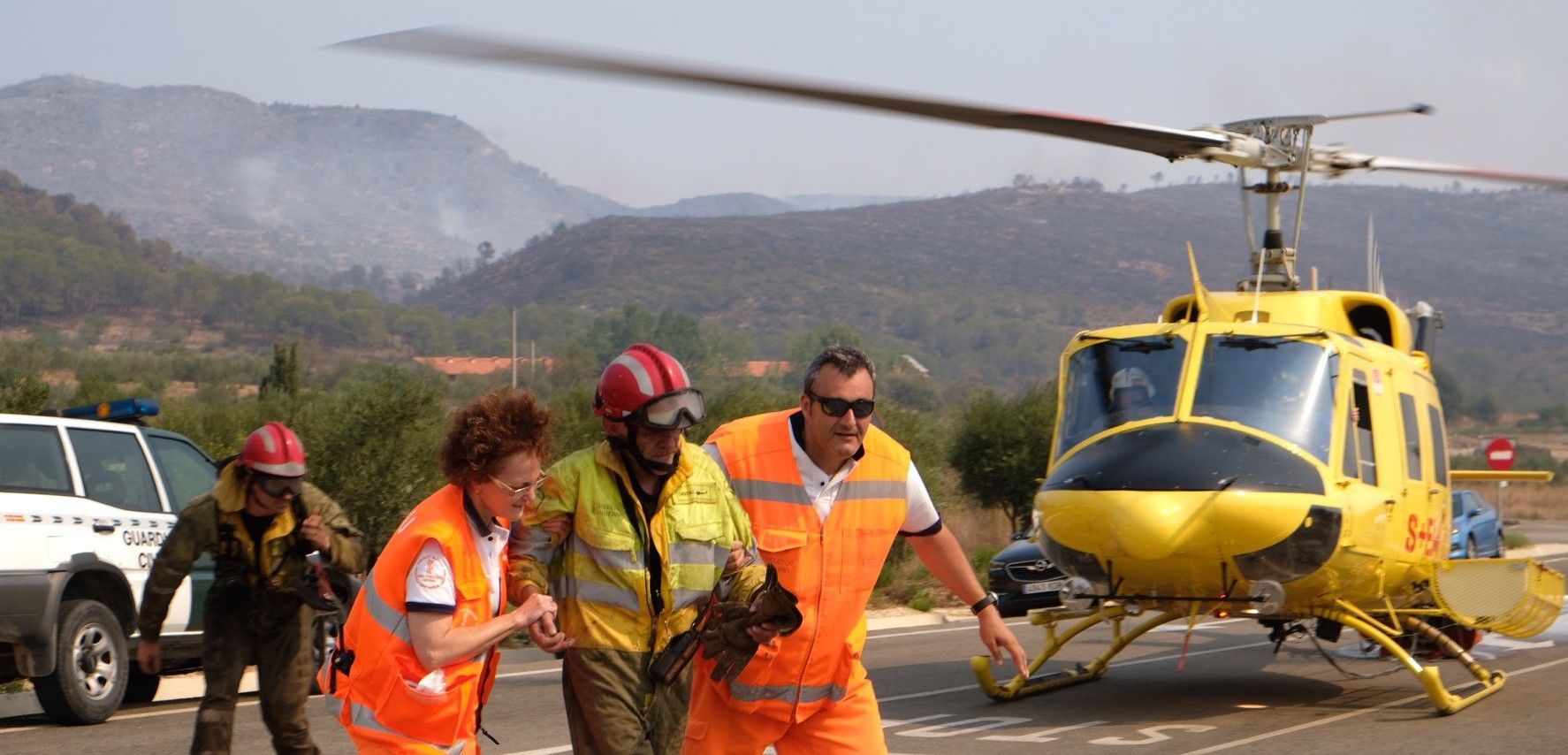 Evacuación de un bombero herido en el incendio de Llutxent / Foto: Greenpeace